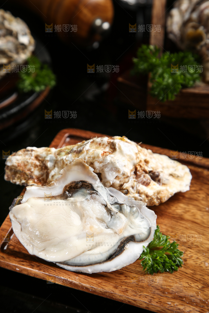 盘子里剥开的牡蛎