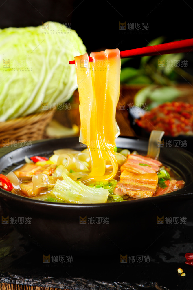 黑石板上放着一锅猪肉炖粉条
