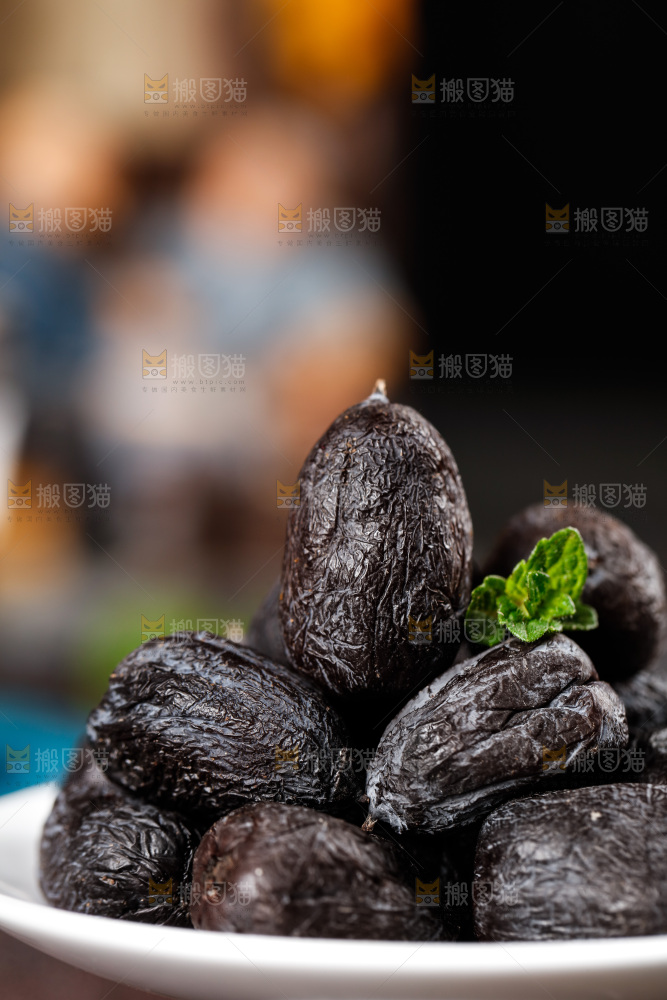 深底上放着一盘黑枣