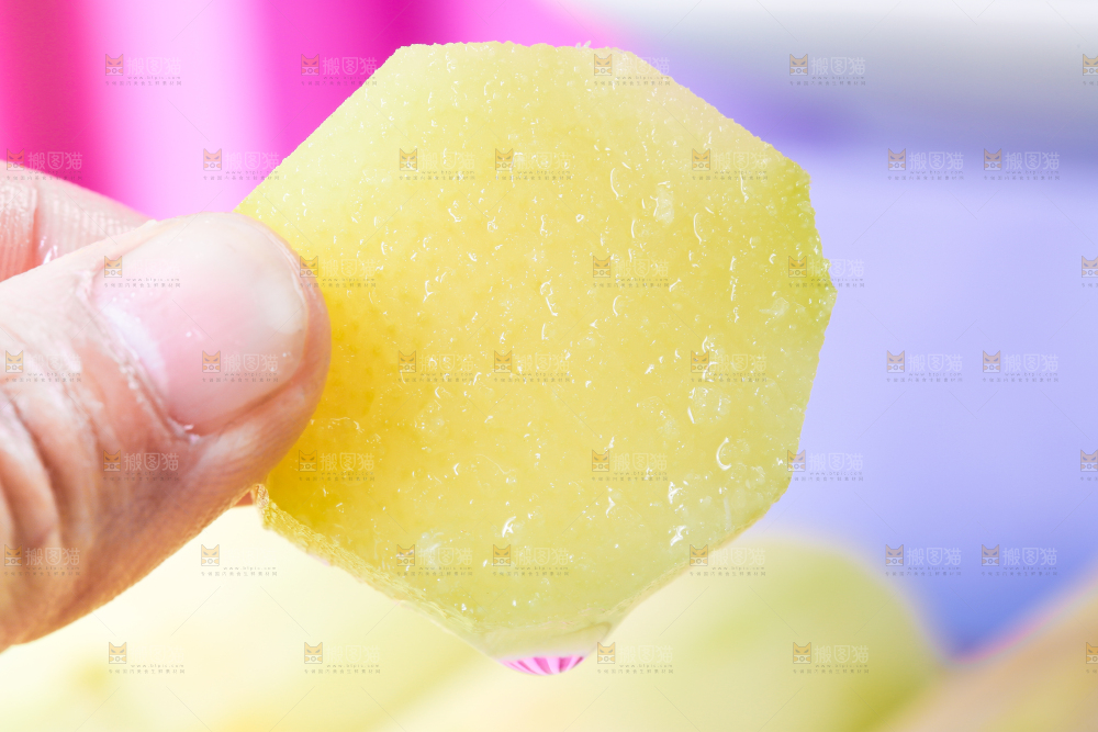 手拿切开的甘蔗