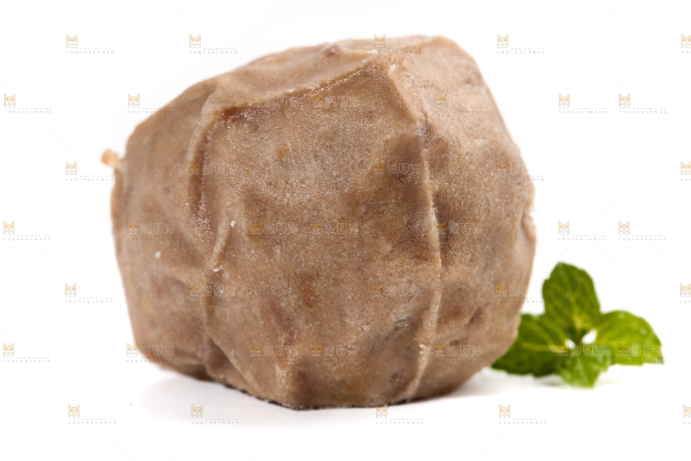 白底上的牛肉丸