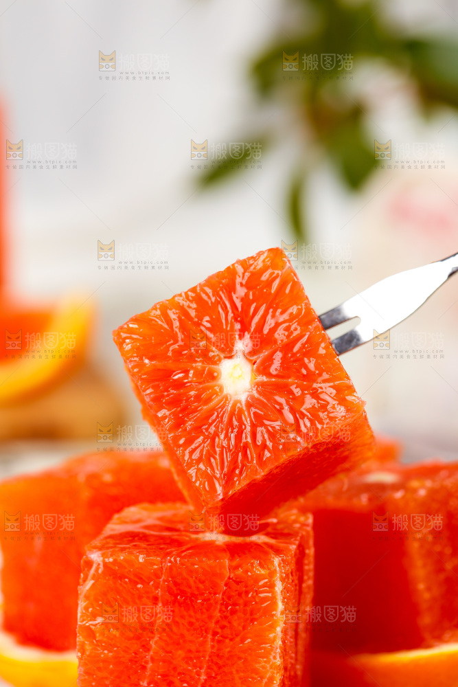 叉子叉着血橙果肉