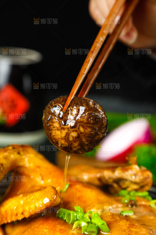 石板上放着一碗香菇鸡汤