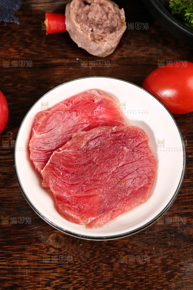 木底上放着一碟鲜牛肉