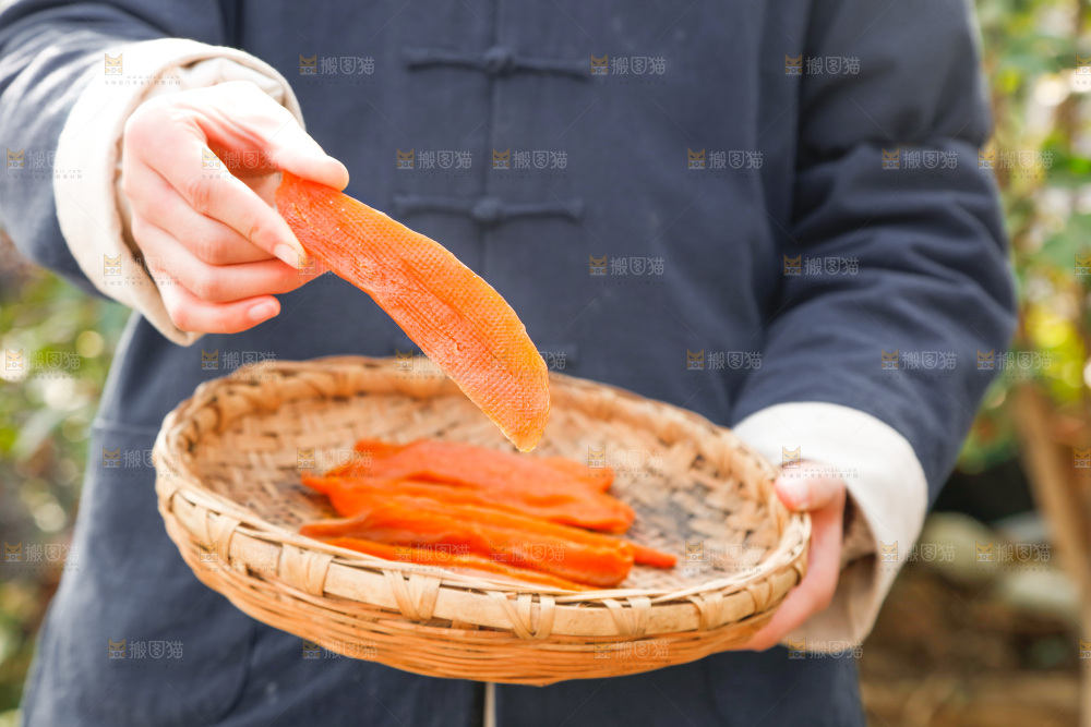 手拿一盘红薯干