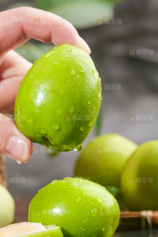 手拿牛奶大青枣