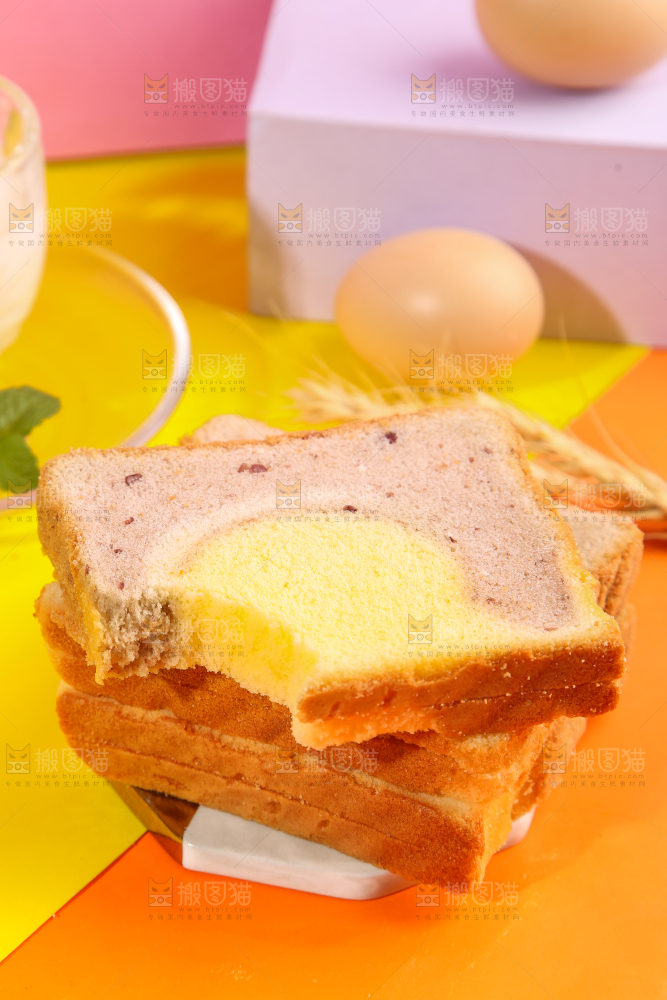 浅底上放着红豆双拼吐司