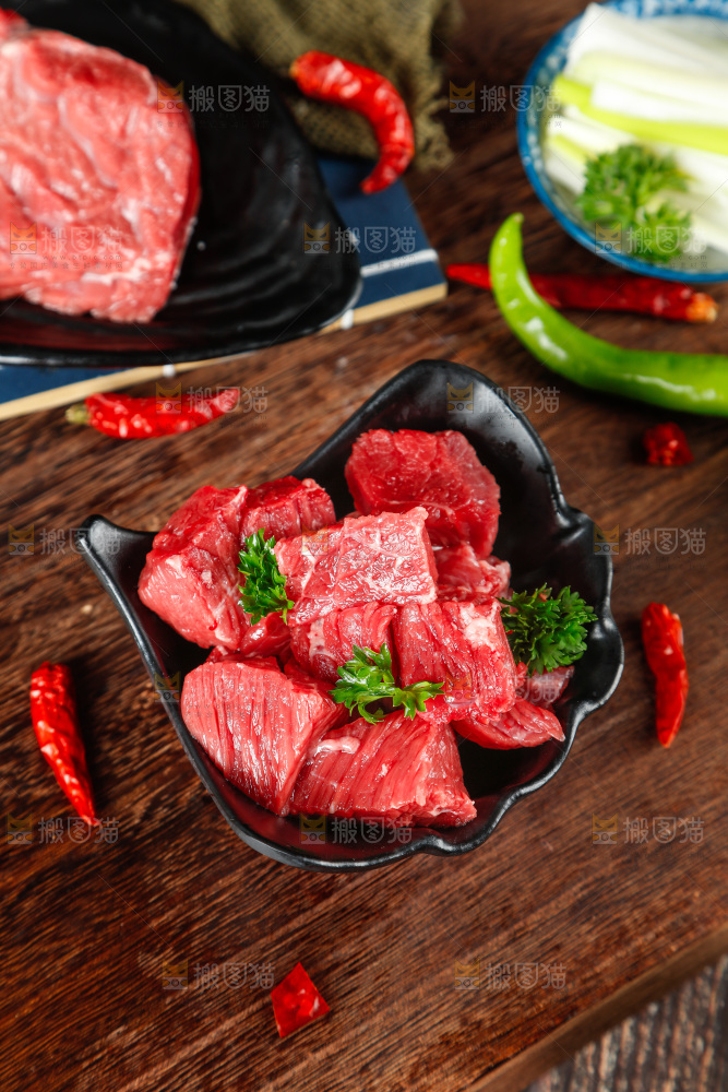 木底上放着一碗鲜牛肉