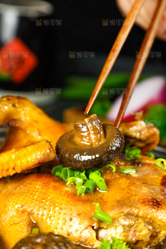 石板上放着一碗香菇鸡汤