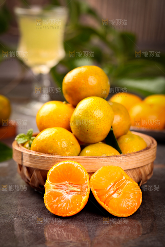 石板上放着一筐清香蜜橘