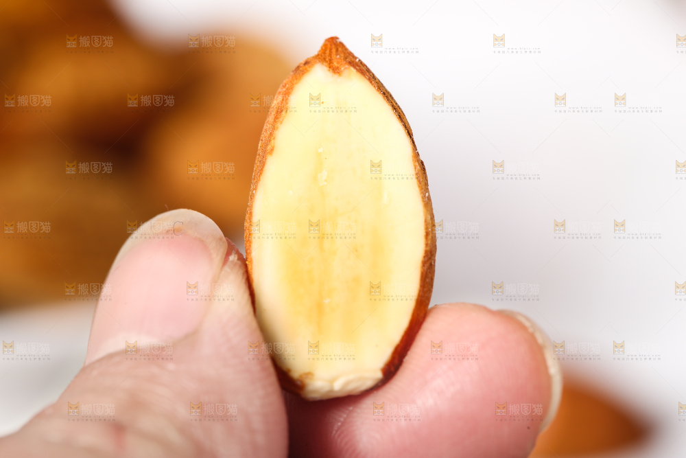 手拿剥皮的巴旦木