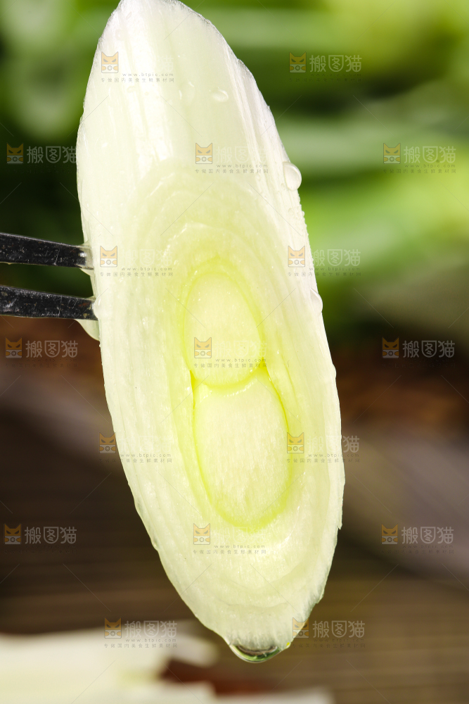 叉子叉着一片大葱圈