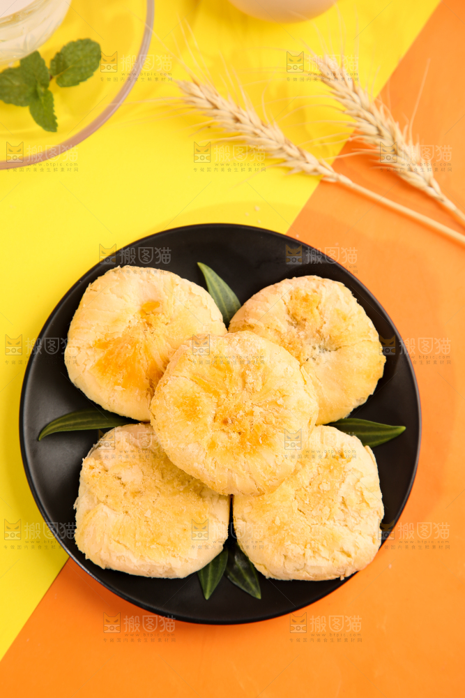 一盘苏式馅饼放在浅底上