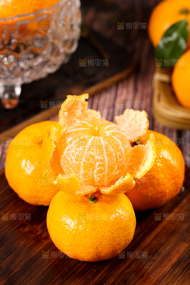 木底上放着剥皮的广西砂糖橘