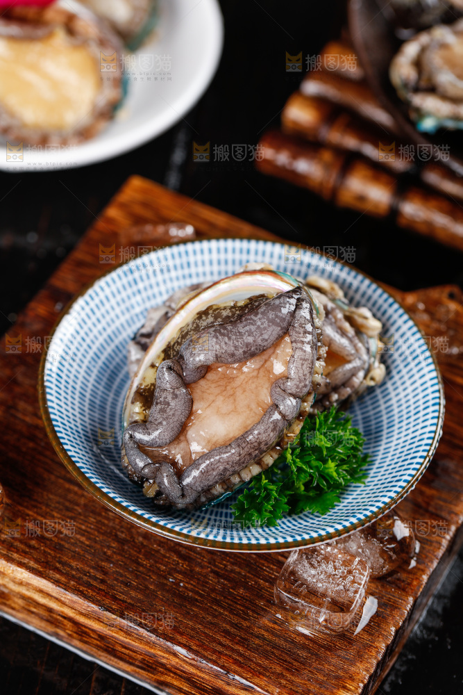 深底上放着一盘鲍鱼