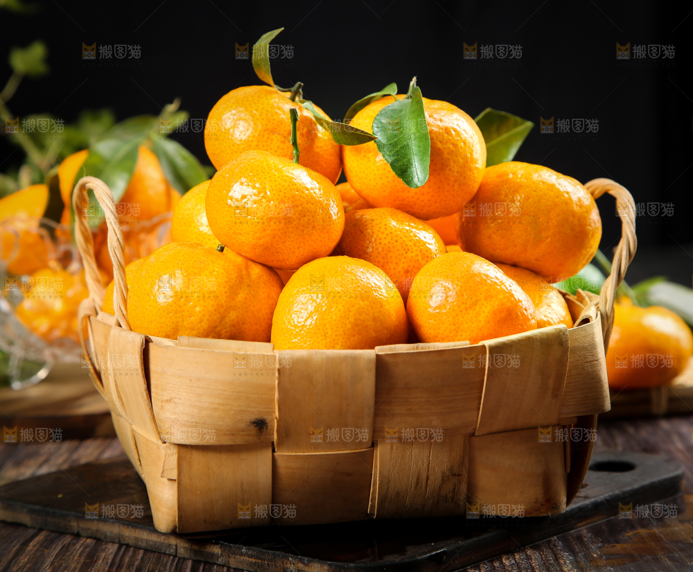 深底上放着一筐新鲜砂糖橘