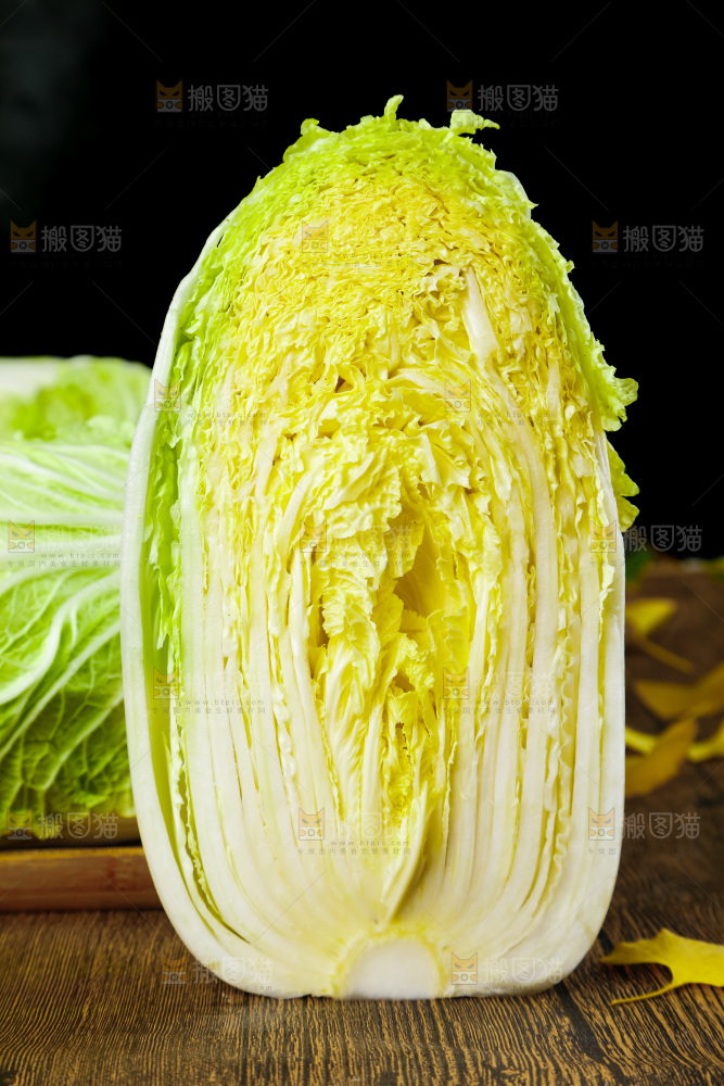 木底上放着切开的山东大白菜