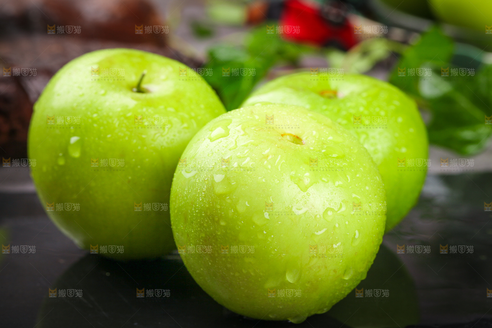 黑底上的牛奶大青枣