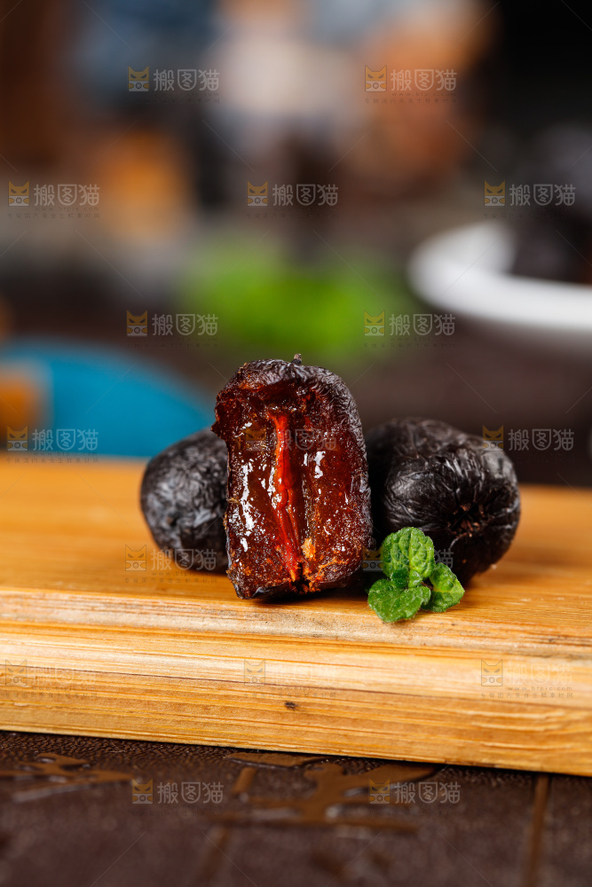 木底上掰开的野生黑枣