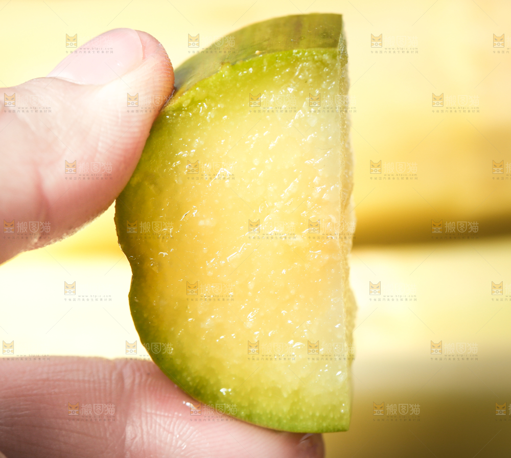 手拿切开的甘蔗
