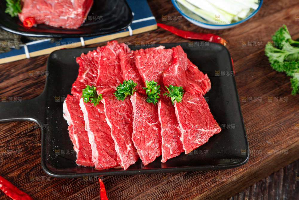木底上放着一盘鲜牛肉片