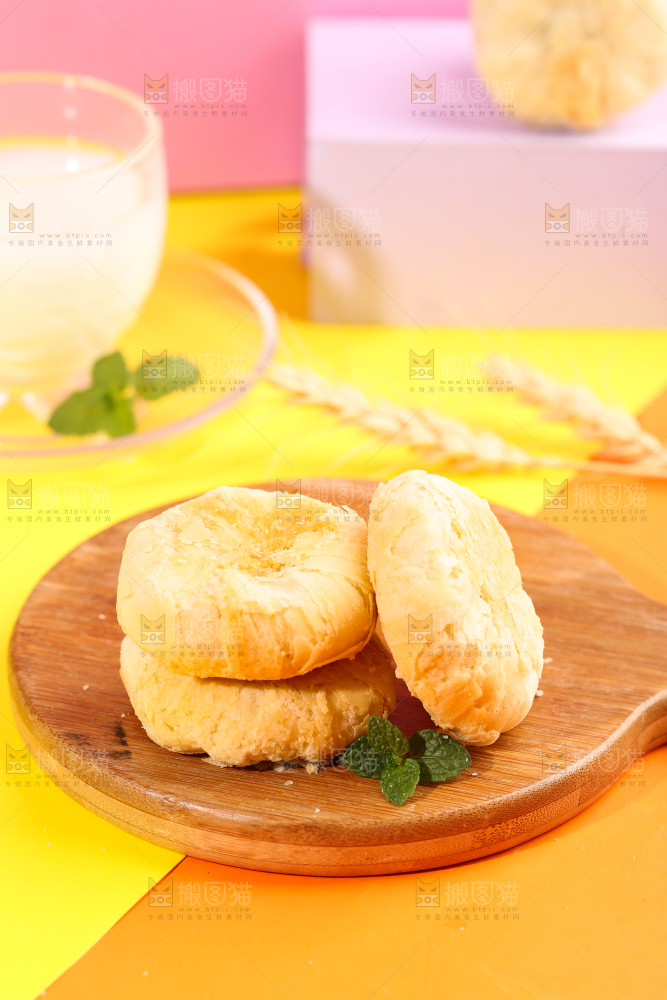 木底上的月饼