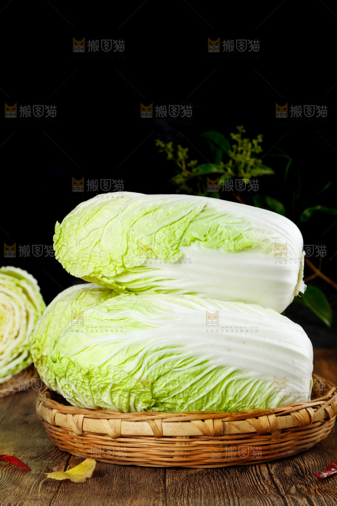 木底上放着一筐大白菜