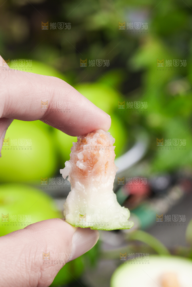 手拿牛奶大枣核