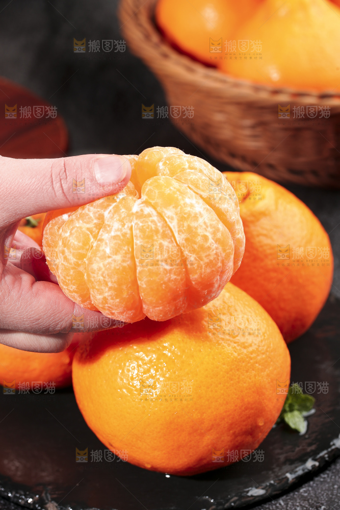 手拿剥皮的耙耙柑
