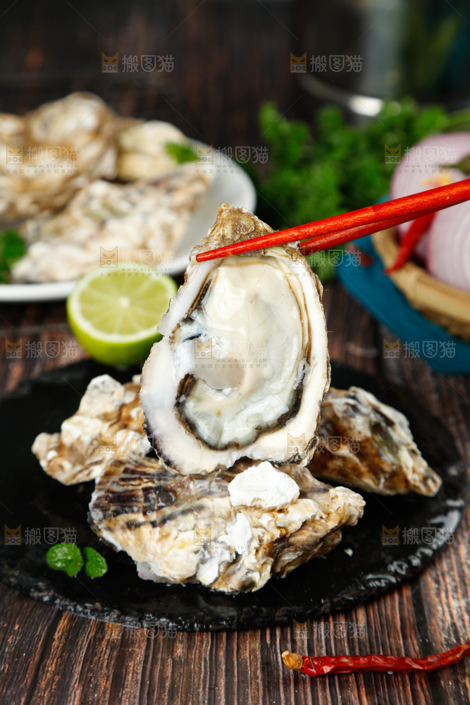 筷子夹着生蚝