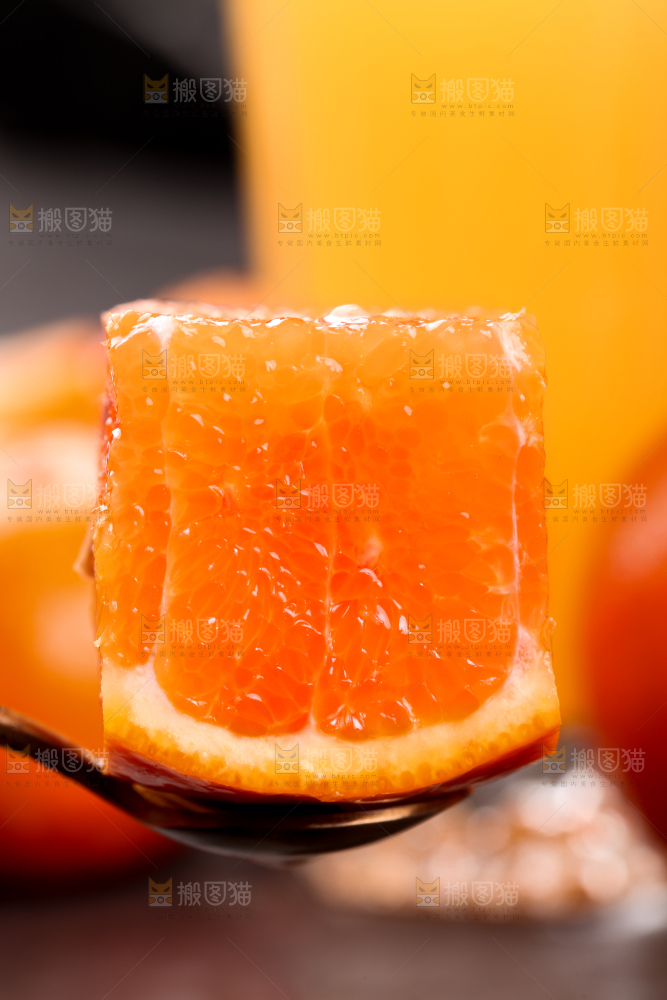 勺子里的沃柑果肉