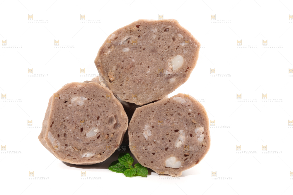白底上放着切开的潮汕牛肉丸