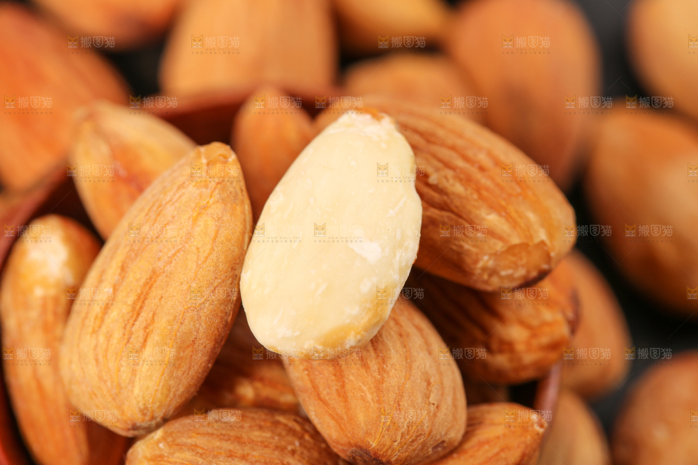 石板上放着一碟杏仁