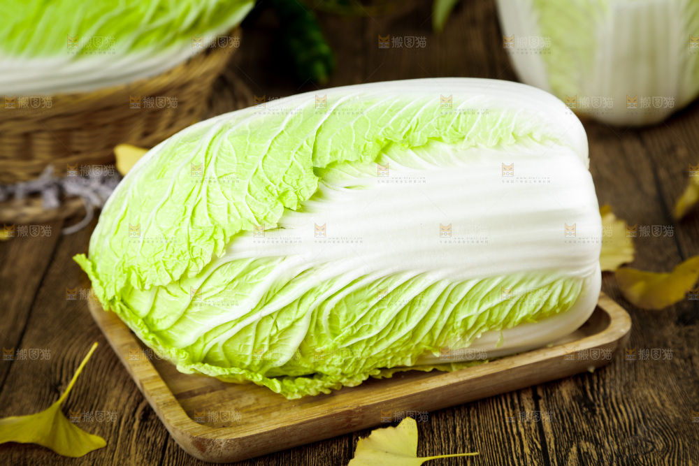 木底上的新鲜大白菜