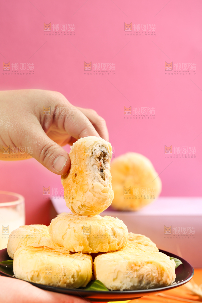 手拿苏式月饼