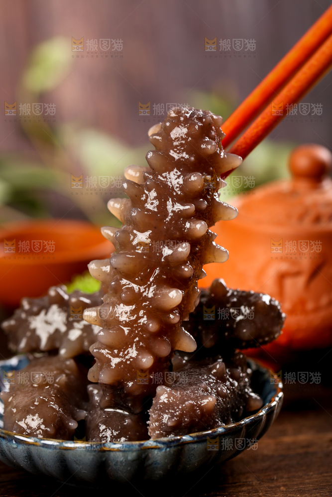 筷子夹着海参