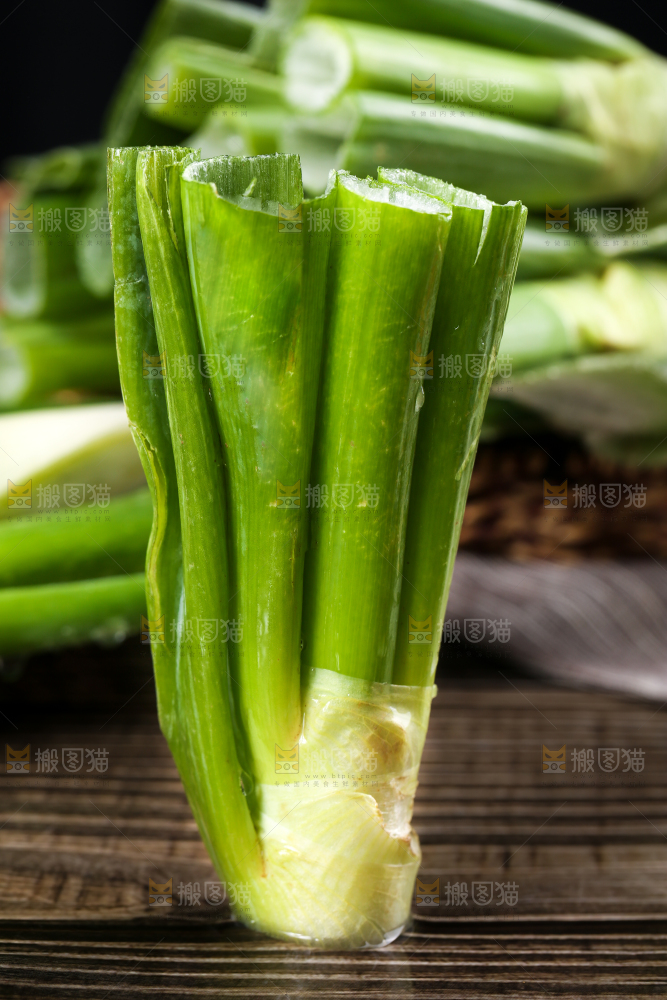 木板上的大葱叶