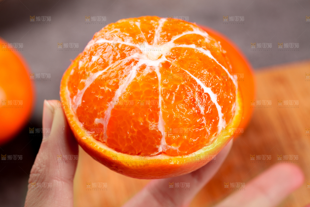 手拿剥皮的沃柑
