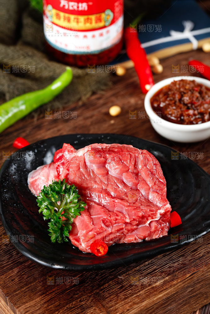 木底上放着一盘鲜牛肉