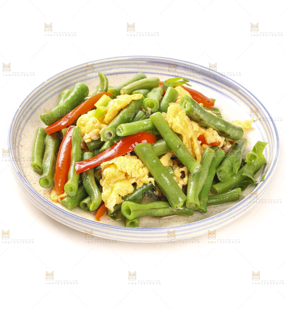 盘子里装着豆角炒鸡蛋