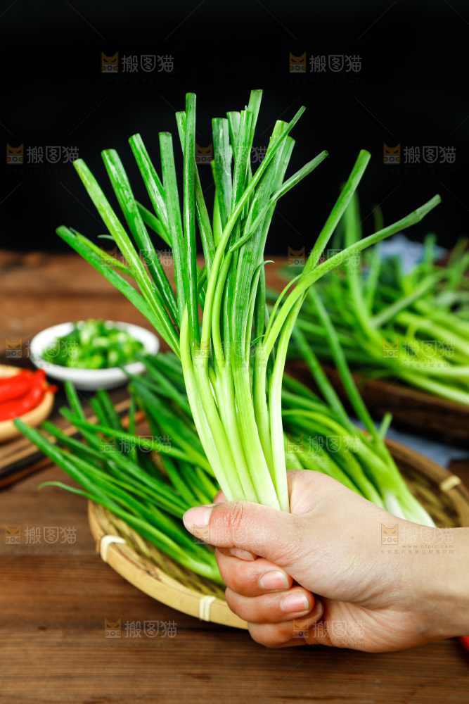 手里拿着小香葱