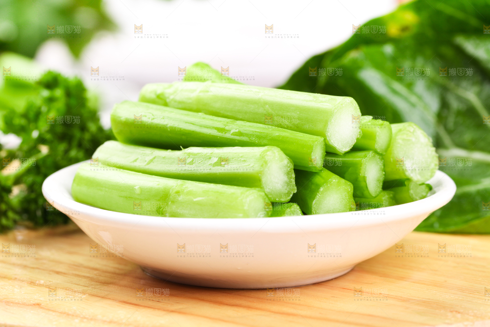 盘子里装着菜苔