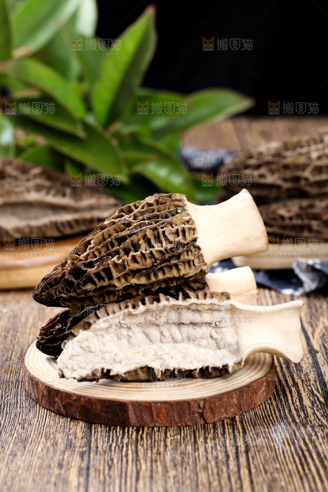 木盒子里放着羊肚菇
