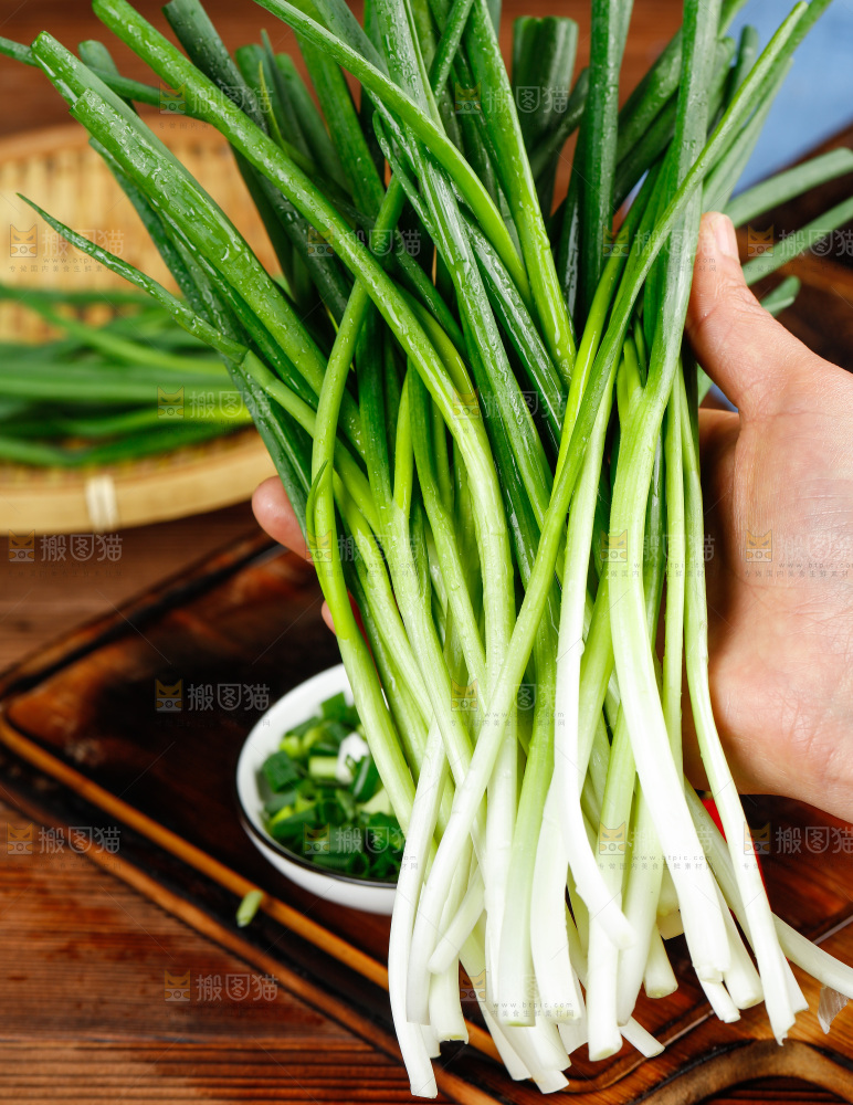 手里拿着小香葱
