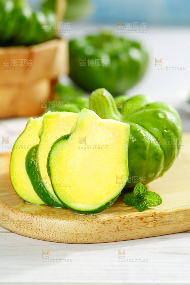 木板上摆放着小麦瓜