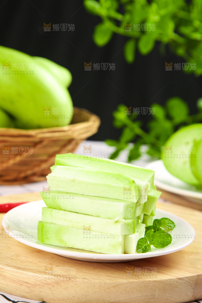 碟子里放着茄子