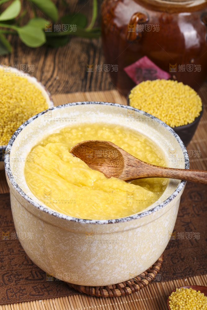 陶瓷盅里装着小米粥