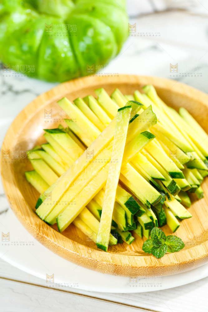 盘子里放着小麦瓜