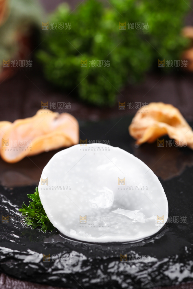 黑底上放着白木耳