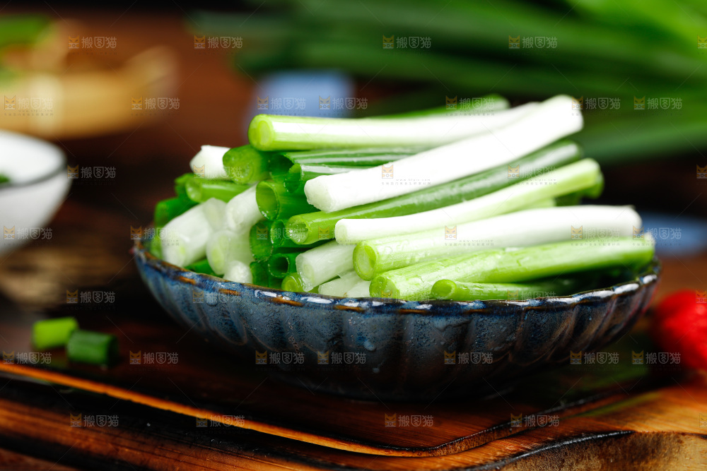 盘子里放着小香葱